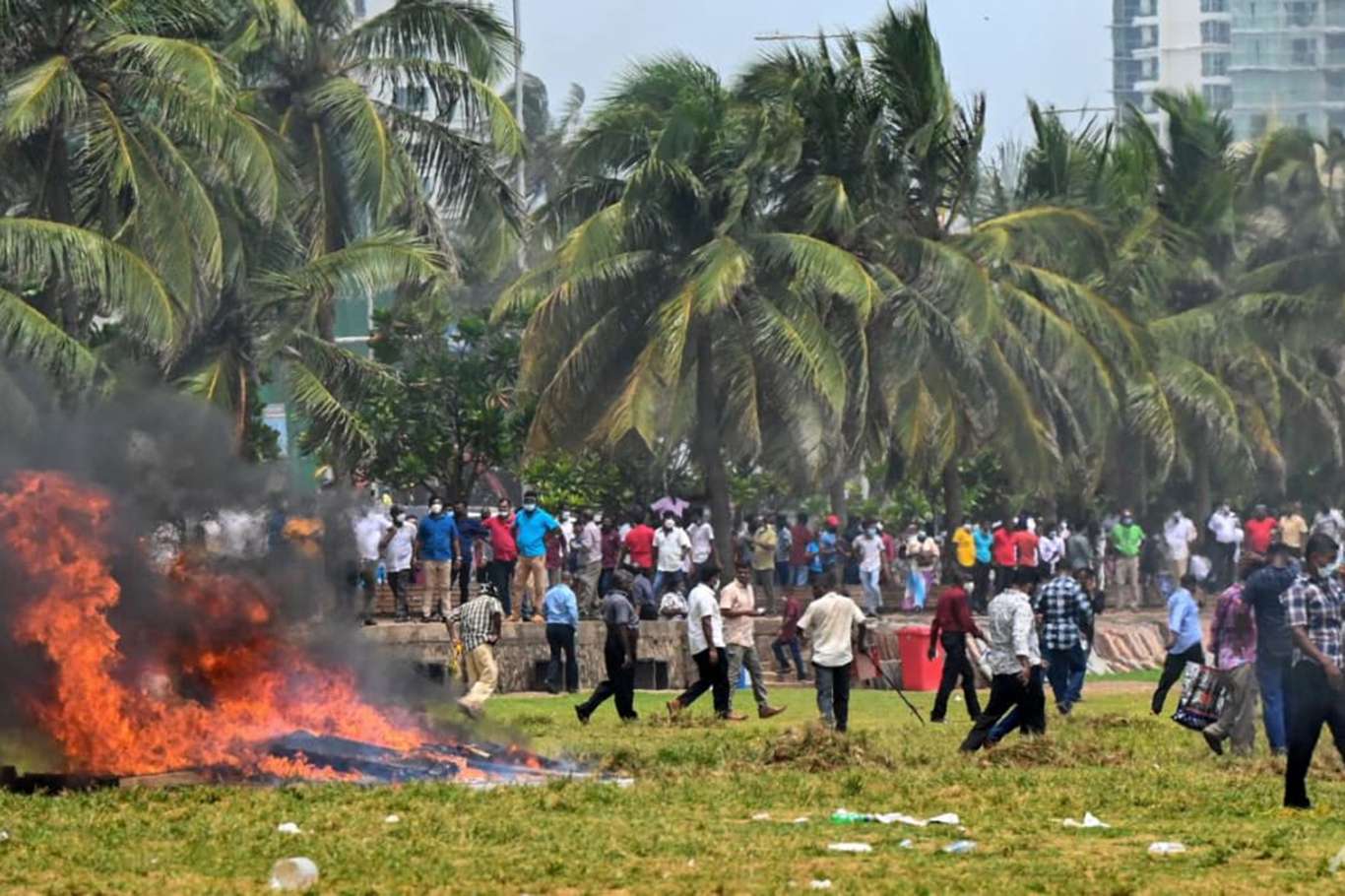 Sri Lanka'da şiddetli protestolar: Başbakan istifa etti Sri Lanka'da şiddetli protestolar: Başbakan istifa etti